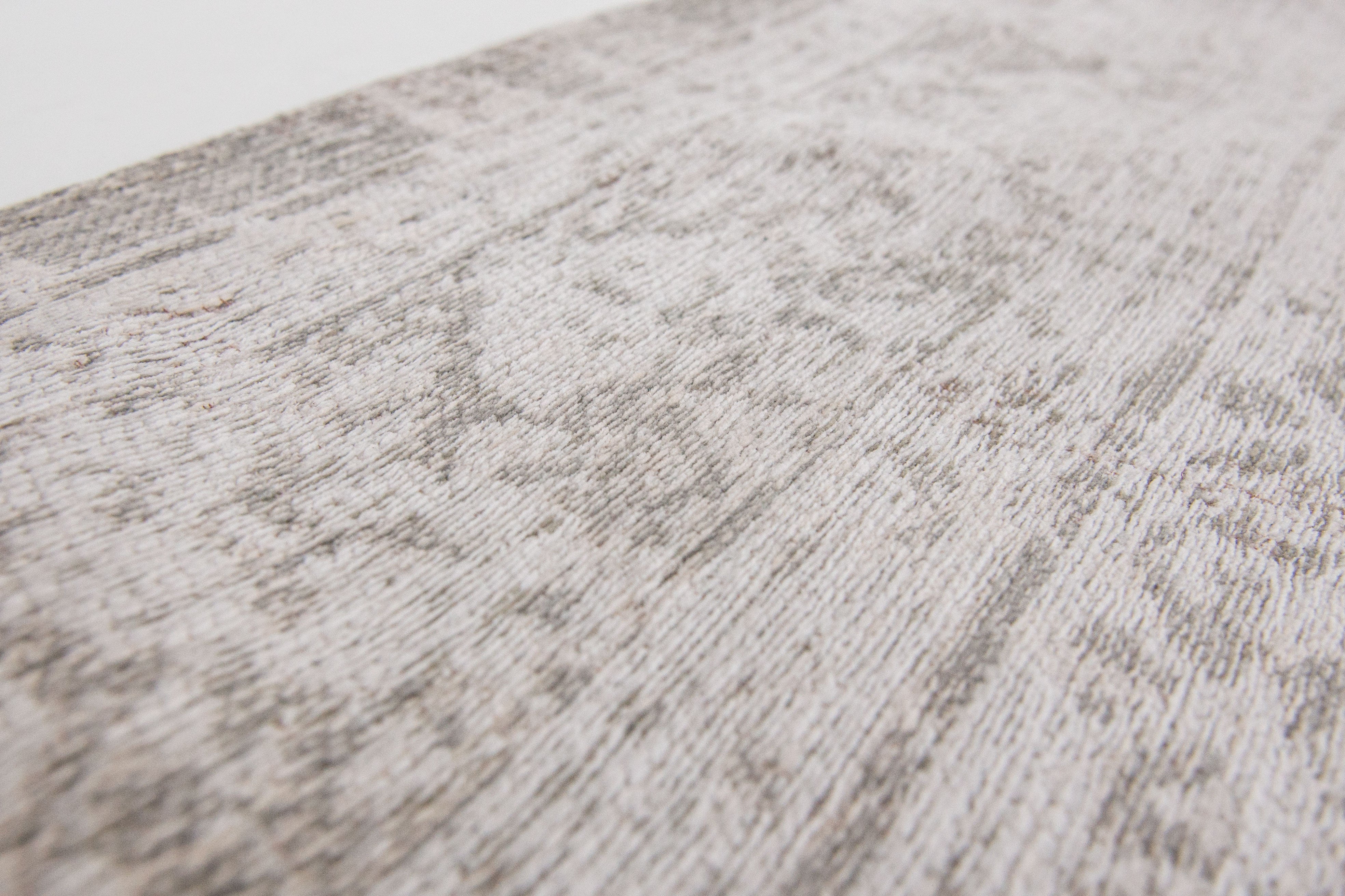 Louis De Poortere Rug - Fading World Collection - Medallion